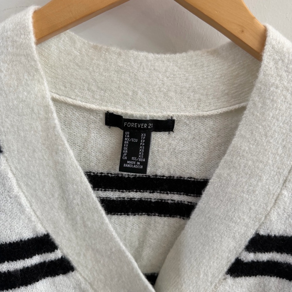 🖤🤍 Forever 21 Black & White Striped Cropped Cardigan – Size XS - Picture 2 of 5